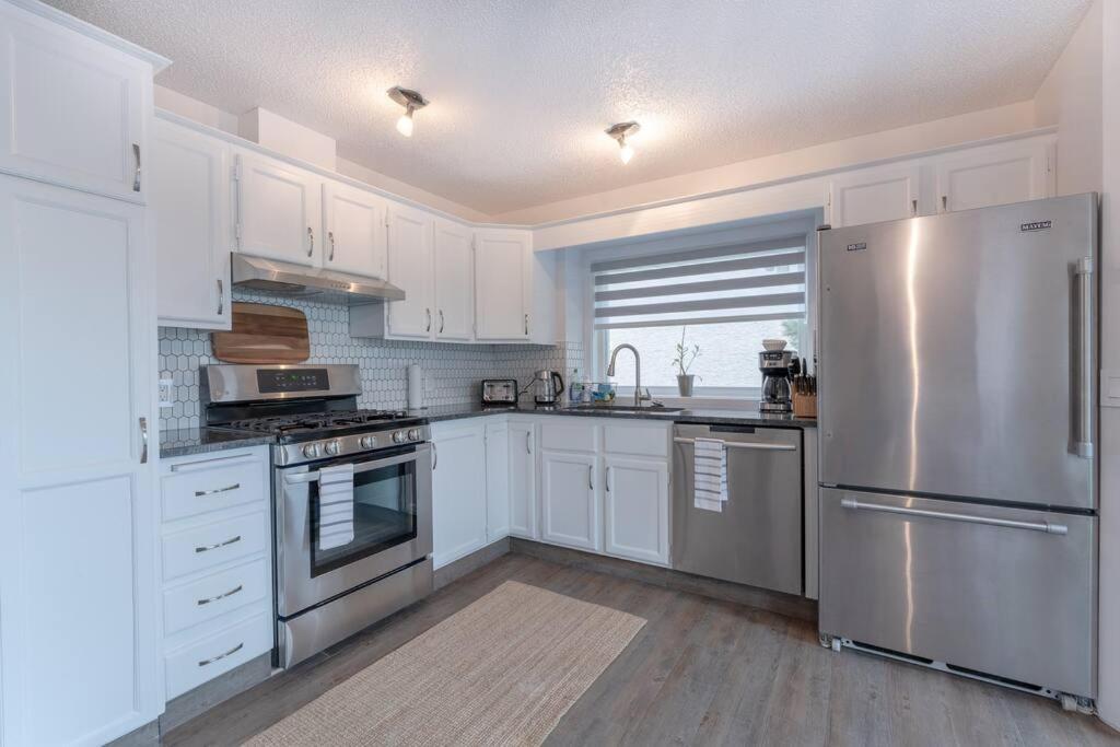 Holiday home Chic Romantic3bed Patio Wifi Quiet Retreat Parking Calgary