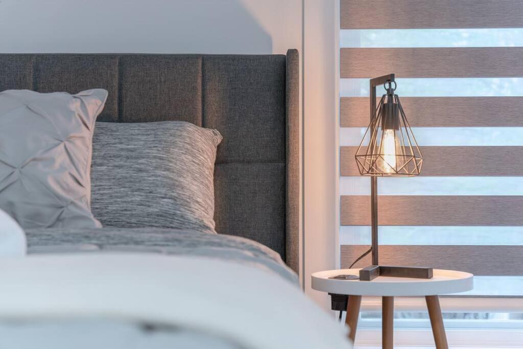 Chic Romantic3bed Patio Wifi Quiet Retreat Parking Calgary