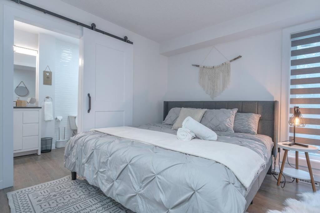 Holiday home Chic Romantic3bed Patio Wifi Quiet Retreat Parking Calgary