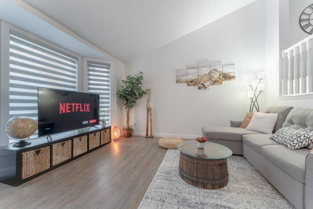 Chic Romantic3bed Patio Wifi Quiet Retreat Parking Calgary
