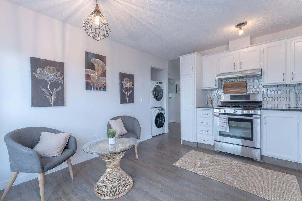 Chic Romantic3bed Patio Wifi Quiet Retreat Parking * Calgary