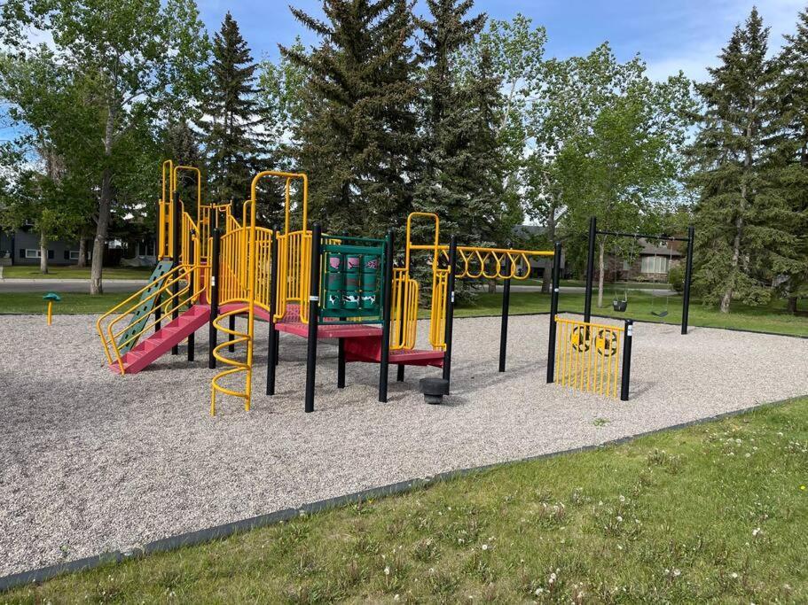 Chic Romantic3bed Patio Wifi Quiet Retreat Parking Holiday home Calgary