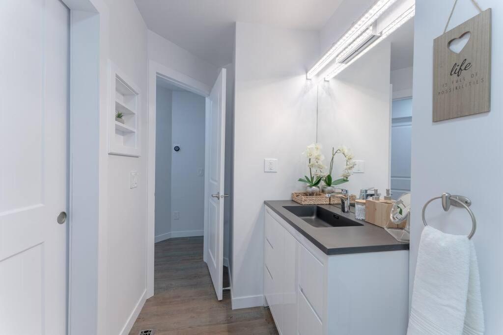Holiday home Chic Romantic3bed Patio Wifi Quiet Retreat Parking Calgary
