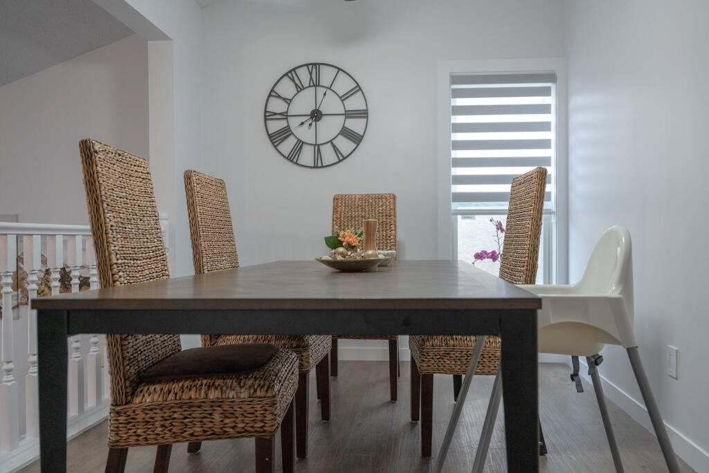 Chic Romantic3bed Patio Wifi Quiet Retreat Parking Calgary