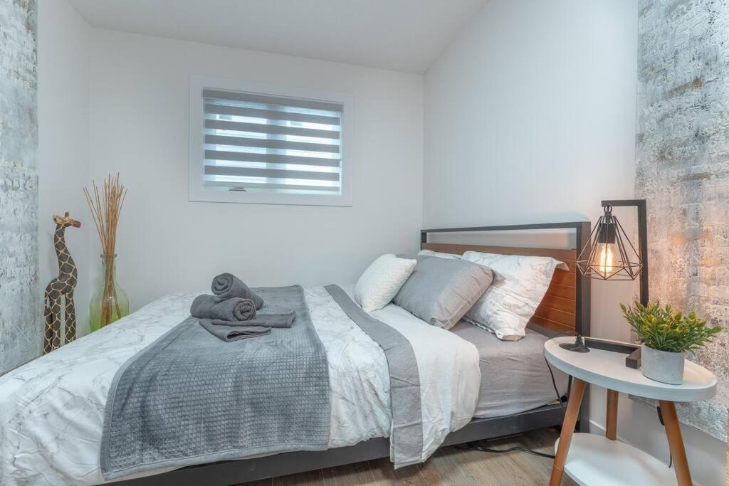Chic Romantic3bed Patio Wifi Quiet Retreat Parking Calgary