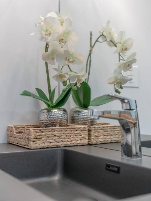 Chic Romantic3bed Patio Wifi Quiet Retreat Parking * Calgary