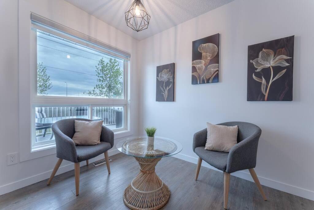 Chic Romantic3bed Patio Wifi Quiet Retreat Parking * Calgary