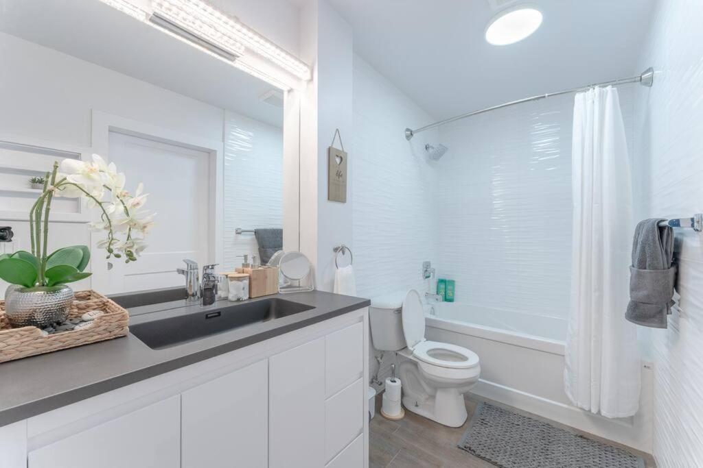 Holiday home Chic Romantic3bed Patio Wifi Quiet Retreat Parking Calgary
