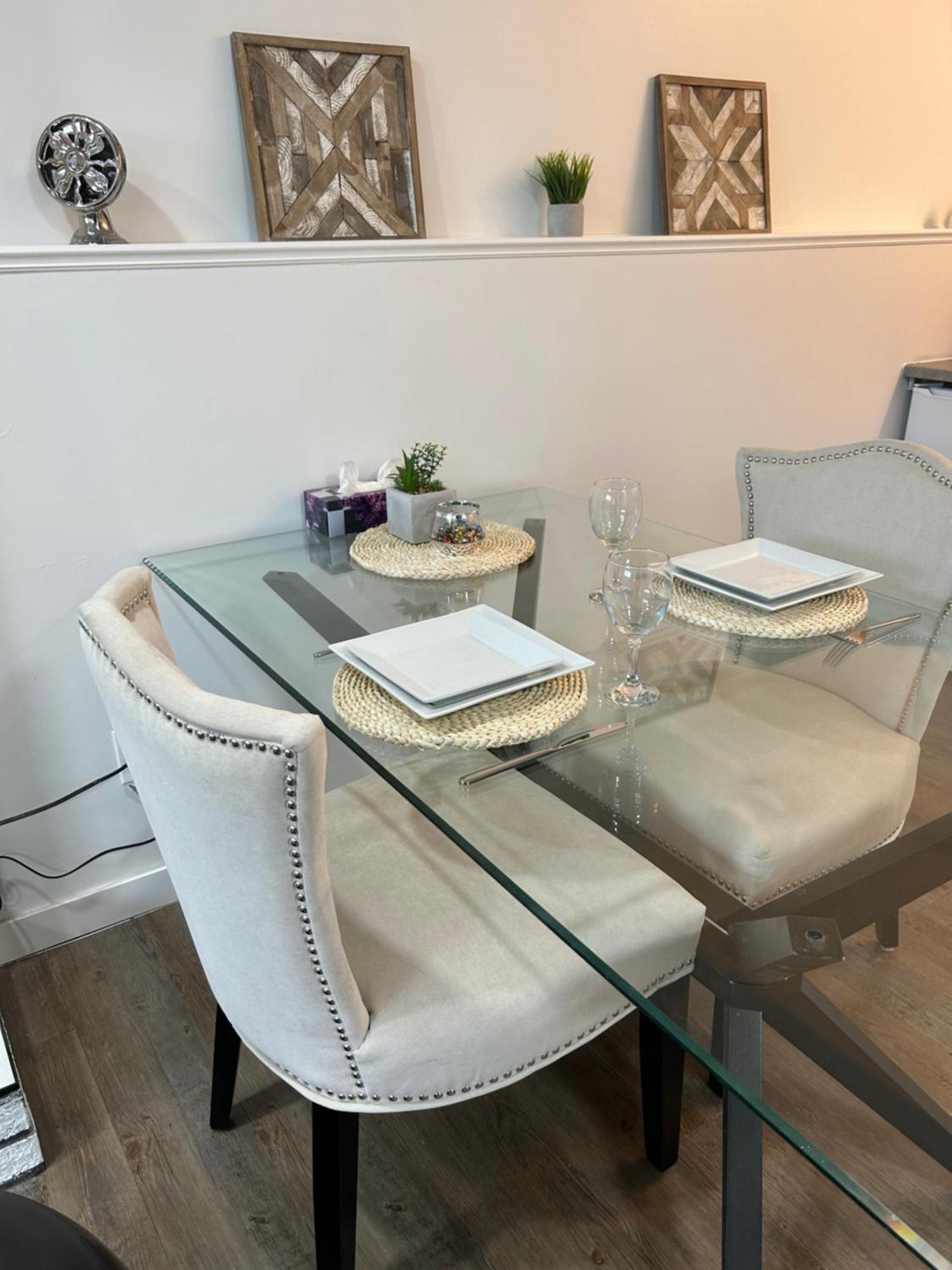Holiday home Chic Romantic3bed Patio Wifi Quiet Retreat Parking Calgary