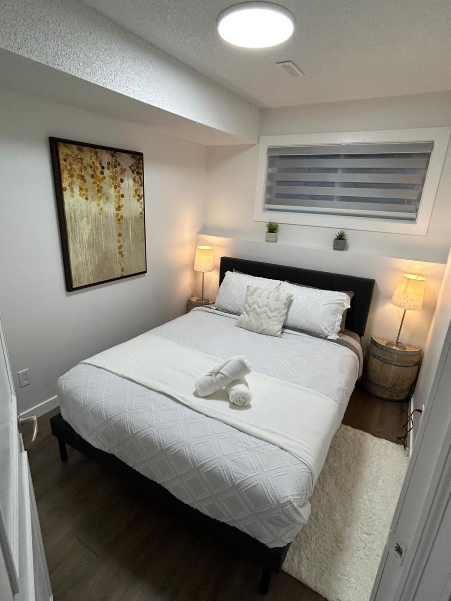 Chic Romantic3bed Patio Wifi Quiet Retreat Parking Holiday home Calgary