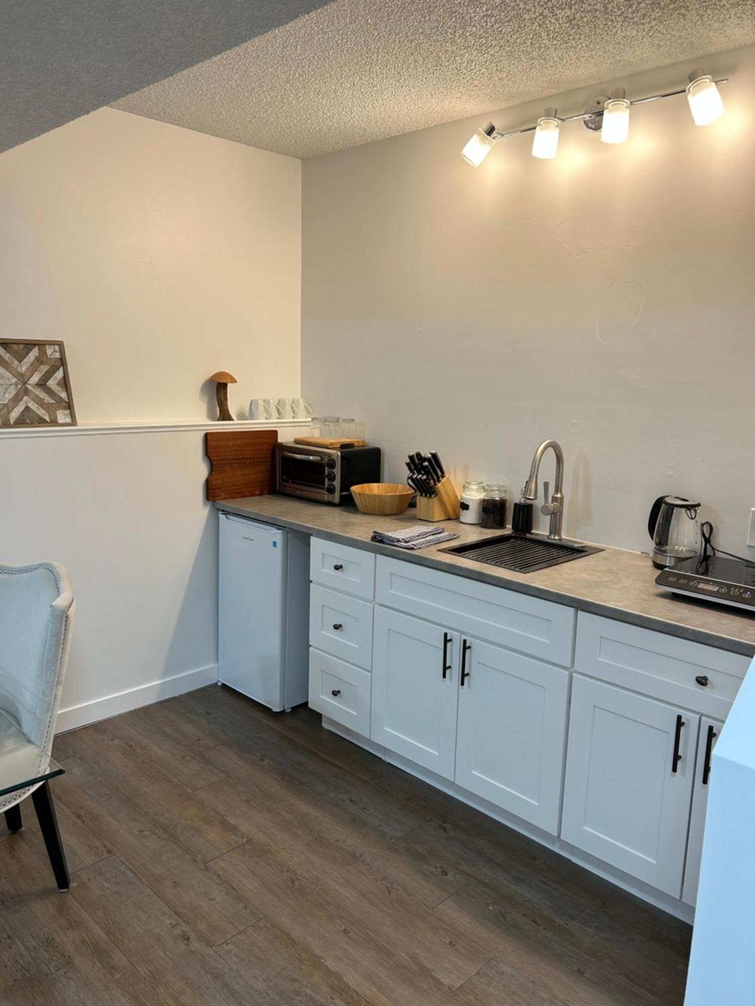 Chic Romantic3bed Patio Wifi Quiet Retreat Parking * Calgary