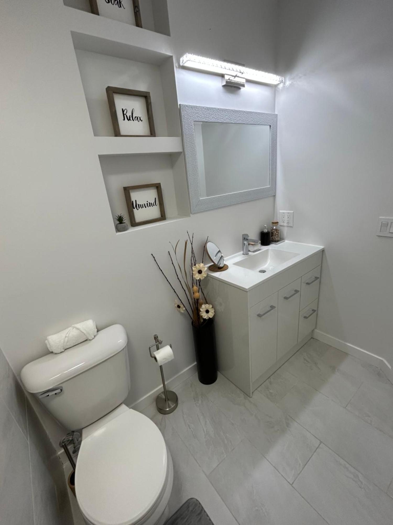 Holiday home Chic Romantic3bed Patio Wifi Quiet Retreat Parking Calgary