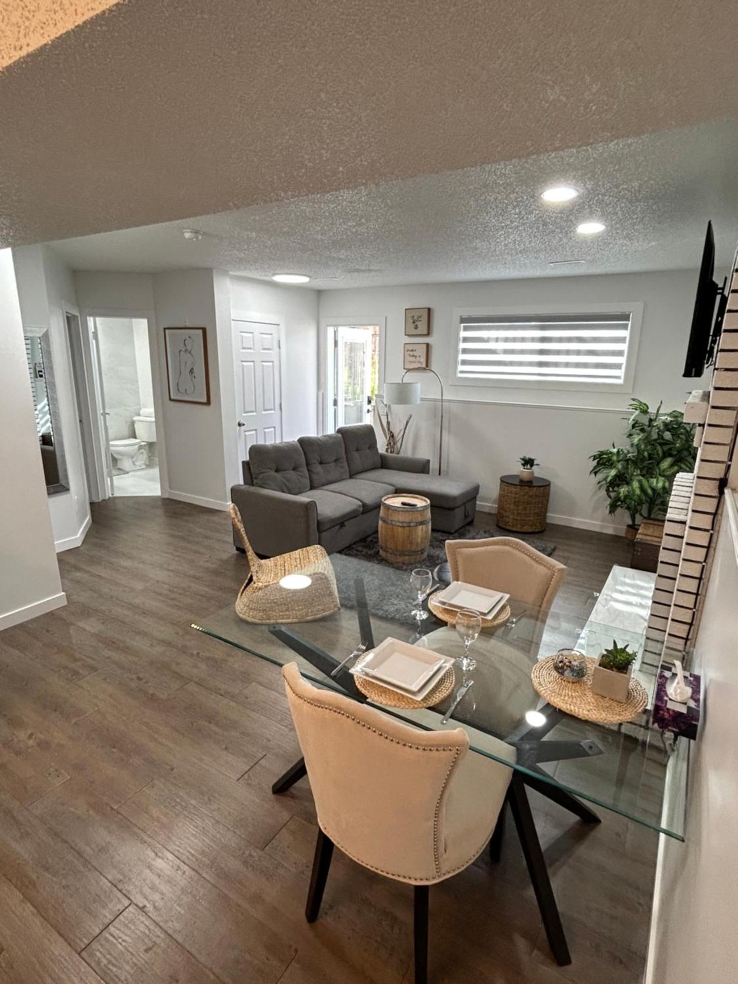 Chic Romantic3bed Patio Wifi Quiet Retreat Parking * Calgary