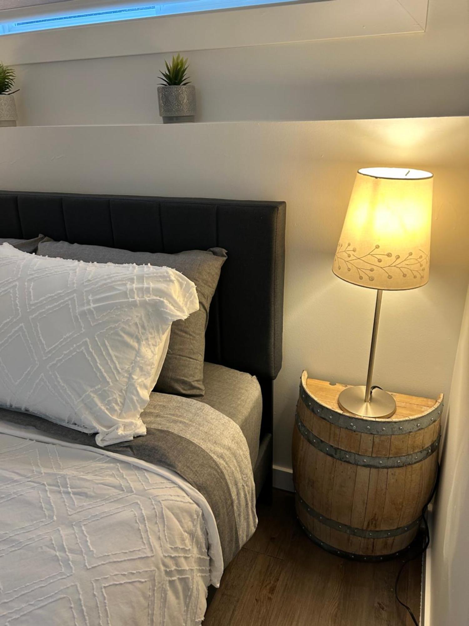 Chic Romantic3bed Patio Wifi Quiet Retreat Parking Calgary