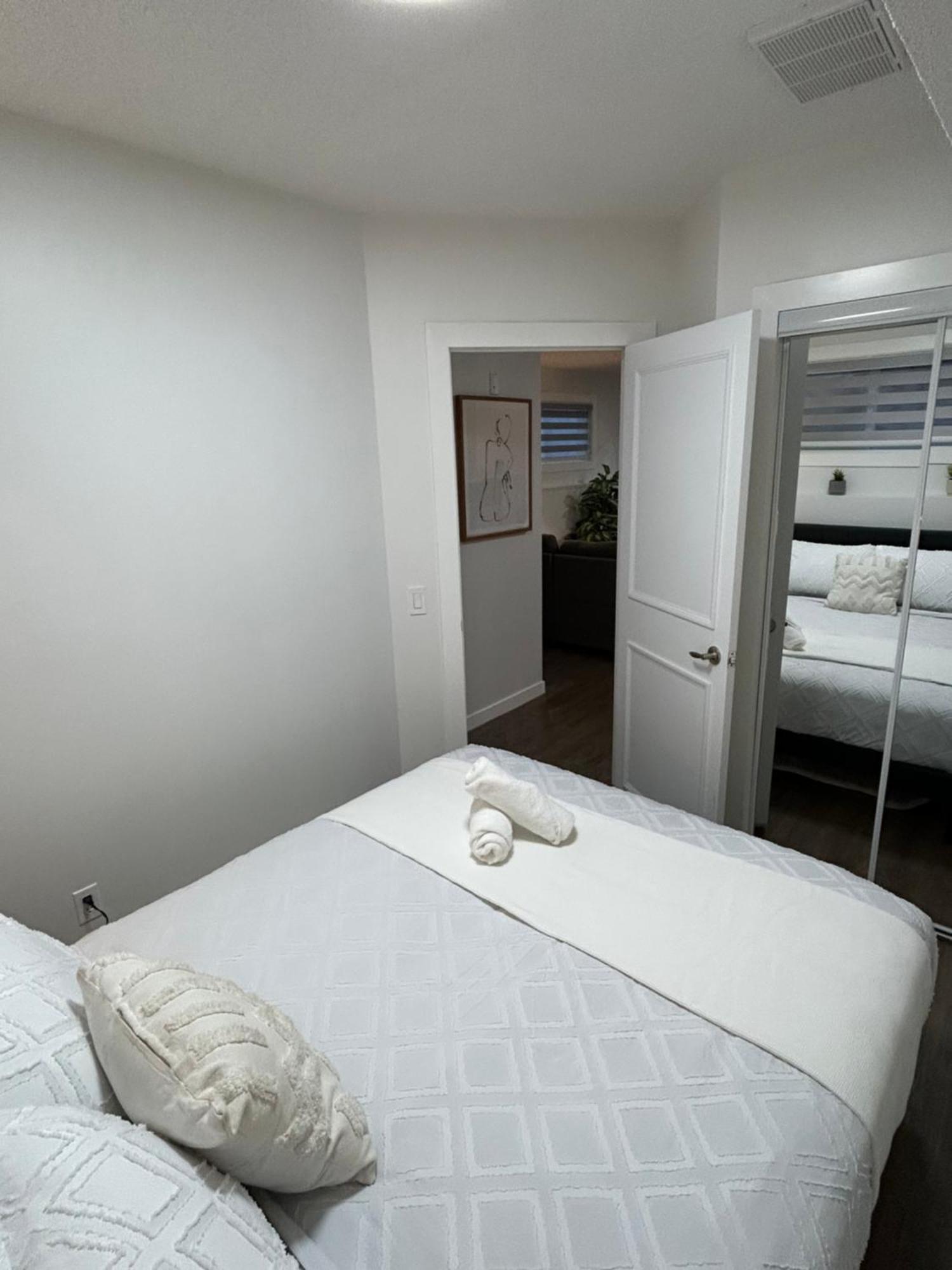 Chic Romantic3bed Patio Wifi Quiet Retreat Parking * Calgary