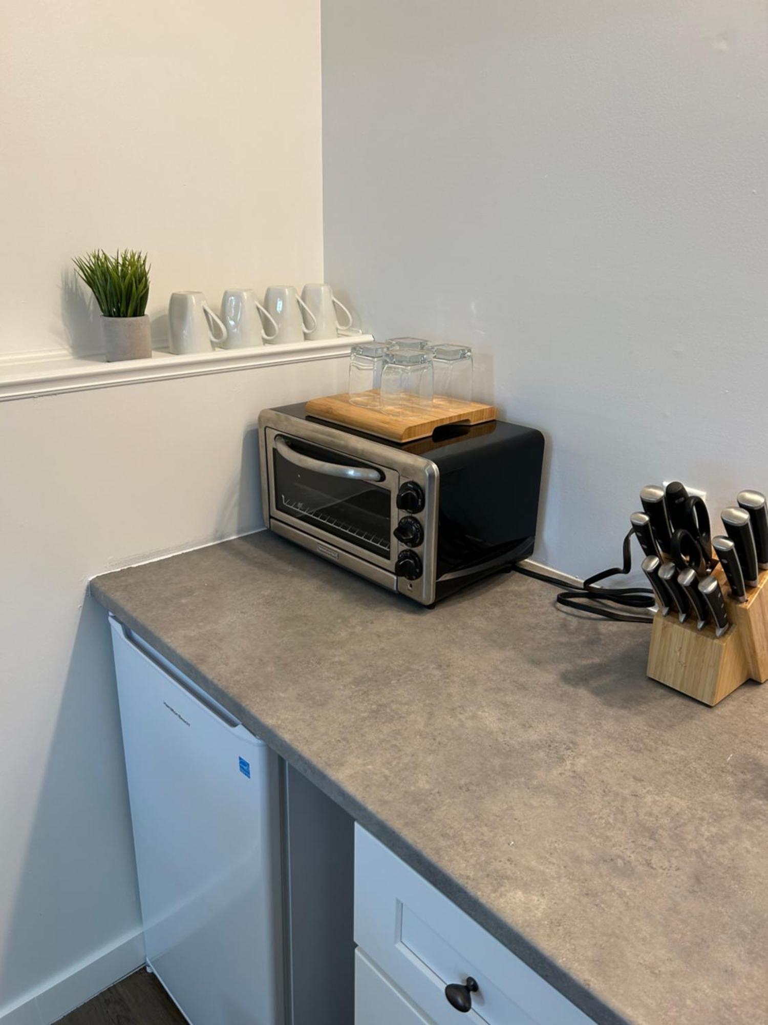 Chic Romantic3bed Patio Wifi Quiet Retreat Parking Calgary