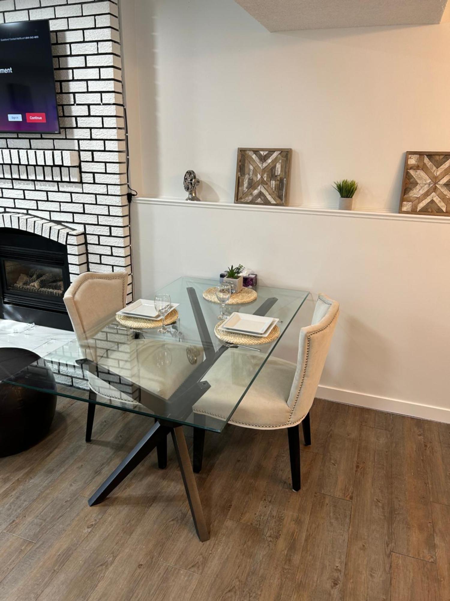 Chic Romantic3bed Patio Wifi Quiet Retreat Parking Holiday home Calgary